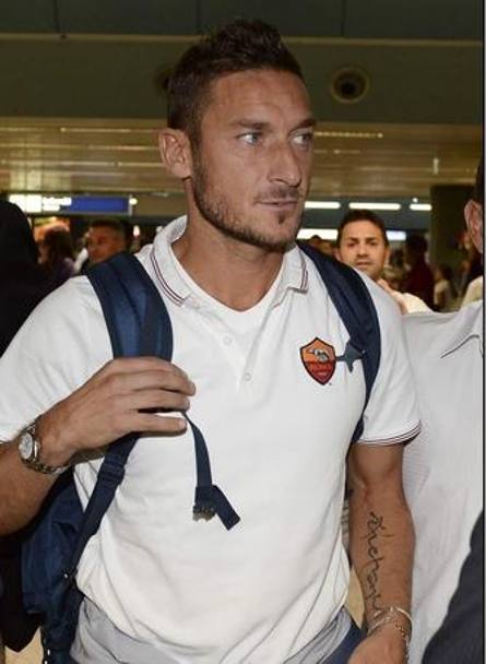 Francesco Totti, fresco di compleanno,  stato il pi festeggiato dai tifosi nello scalo romano (da Instagram @OfficialAsRoma)